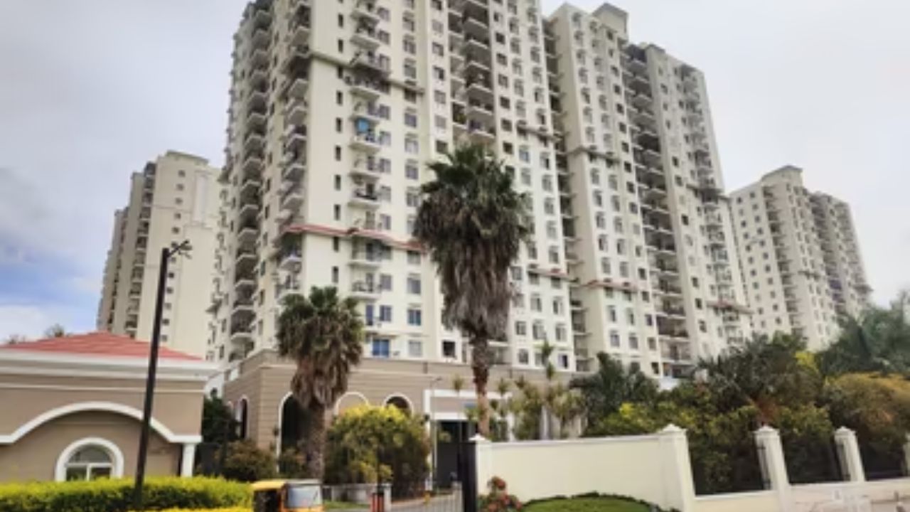 DLF Regent House in Phase 4 Sector 43